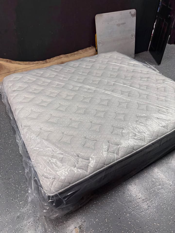 Helix Plus Luxe — King Mattress (Like New)