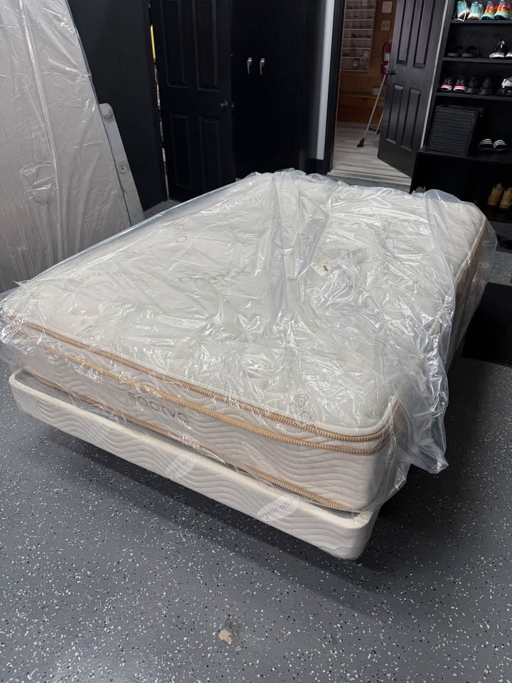 Saatva Classic – Plush Soft – 11.5" (Full Size) w/ Bed Frame & Box Spring