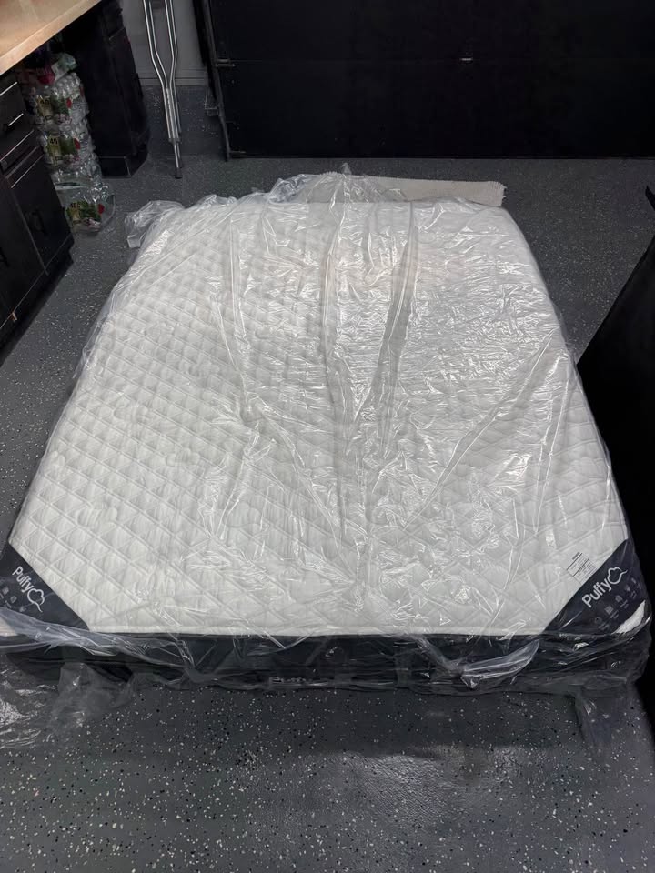 Puffy Royal Hybrid — Queen Mattress (Like New)