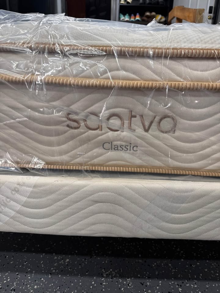 Saatva Classic – Plush Soft – 11.5" (Full Size) w/ Bed Frame & Box Spring