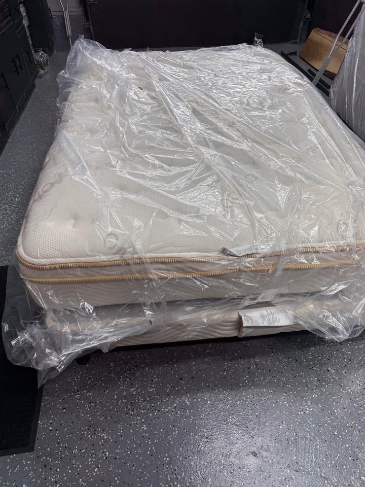 Saatva Classic – Plush Soft – 11.5" (Full Size) w/ Bed Frame & Box Spring