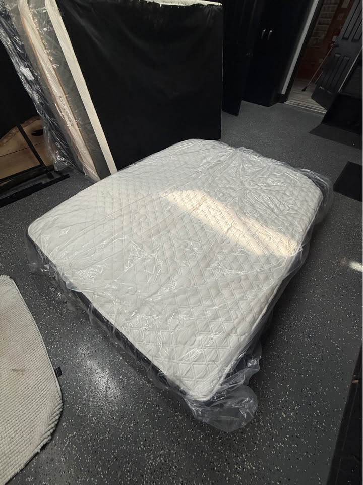 Puffy Royal Hybrid — Queen Mattress (Like New)