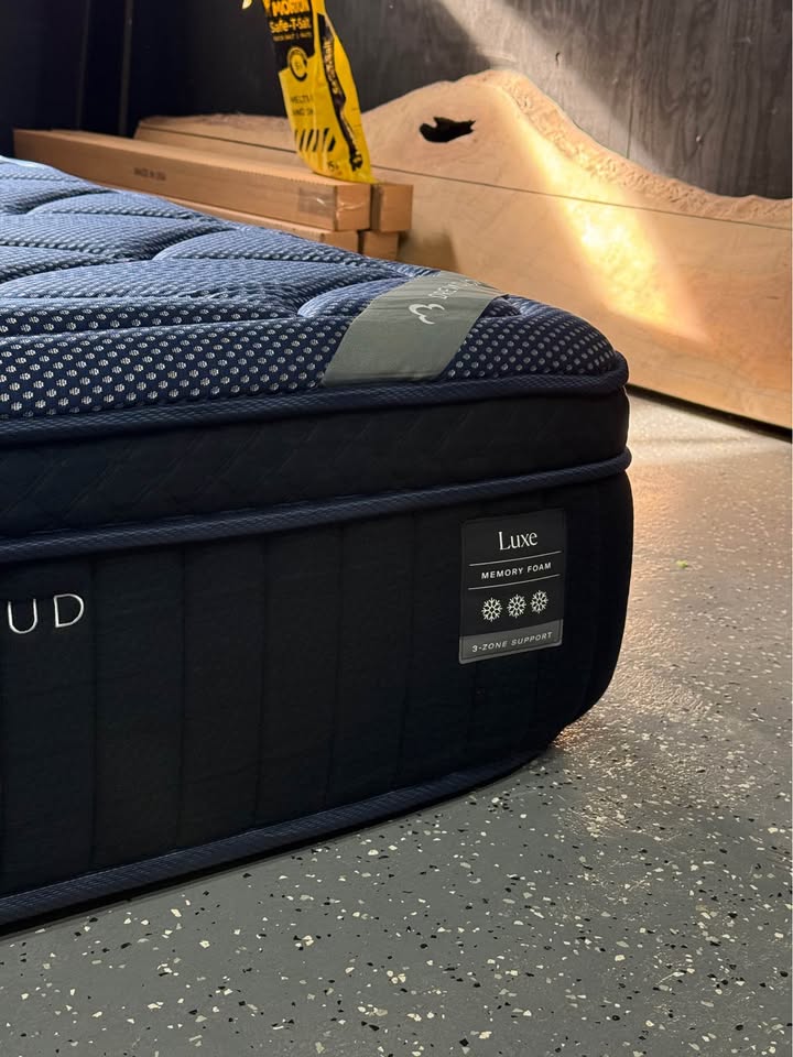 DreamCloud Premier Memory Foam Mattress (Twin XL)