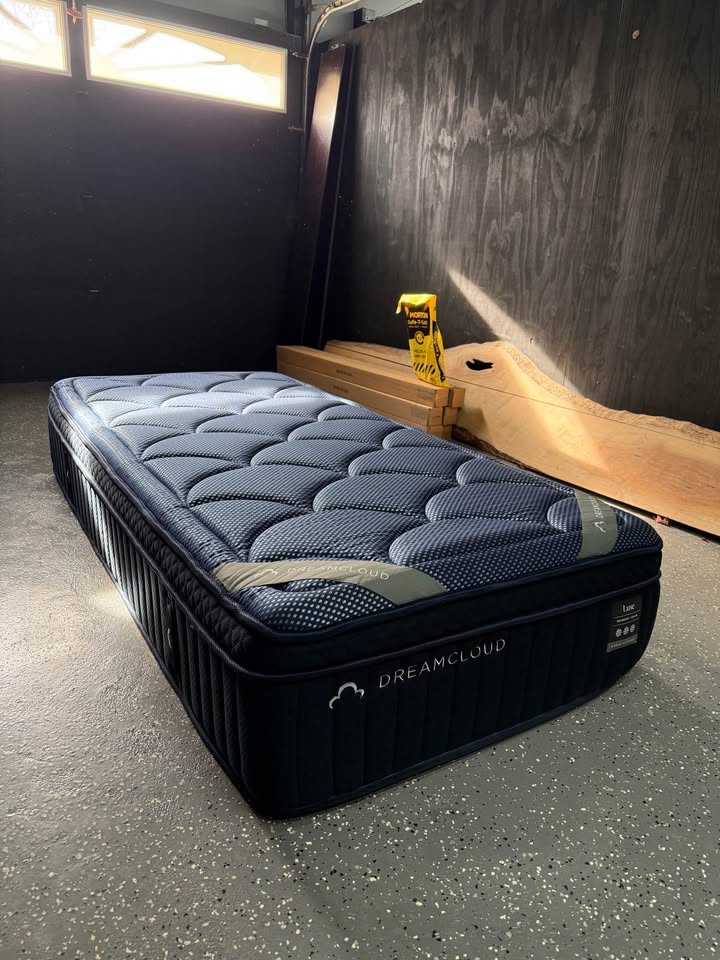 DreamCloud Premier Memory Foam Mattress (Twin XL)